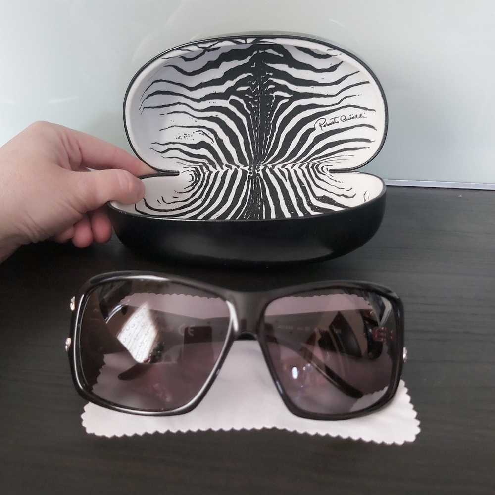 Gorgeous women Just Cavalli sunglasses - Picture 4 of 9